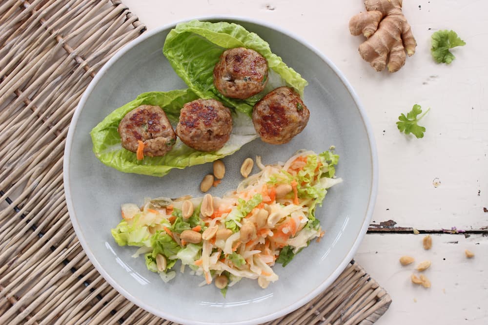 Asiatische Hackbaellchen mit Krautsalat und Erdnuessen