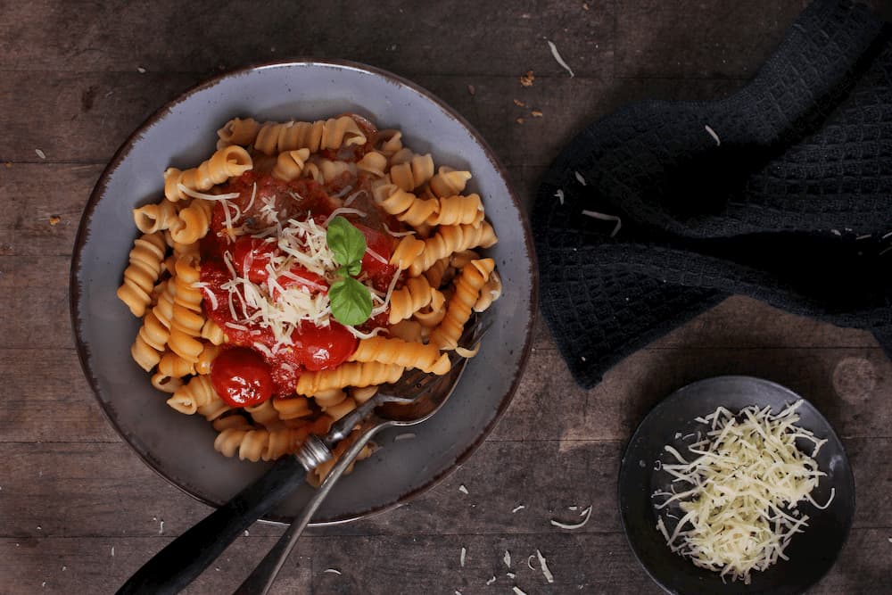 Linsennudeln mit Tomatensosse